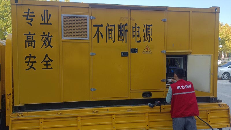 双塔柴油发电机组和UPS电源配合使用时，如何避免切换过程中的电力中断？